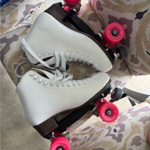 Riedell 111 size 9 White Roller Skates with neon Pink Wheels
